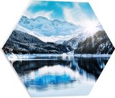 WallClassics - PVC Schuimplaat Hexagon - Zonnestralen door IJsbergen aan het Water - 50x43.5 cm Foto op Hexagon (Met Ophangsysteem)