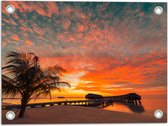 Tuinposter – Zonsondergang op het Strand met Palmbomen en Paalwoningen - 40x30 cm Foto op Tuinposter (wanddecoratie voor buiten en binnen)