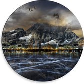 WallClassics - Dibond Muurcirkel - Donkere Berg met Vogels aan Meer - 50x50 cm Foto op Aluminium Muurcirkel (met ophangsysteem)