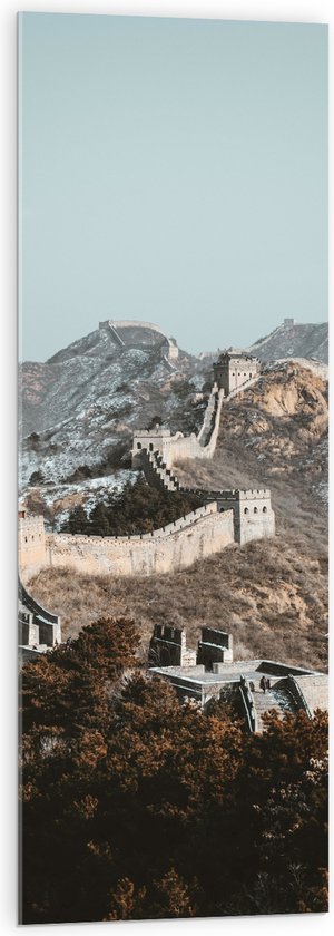 WallClassics - Acrylglas - Uitzicht op Berg met Chinese Muur bij Blauwe Lucht - 40x120 cm Foto op Acrylglas (Met Ophangsysteem)