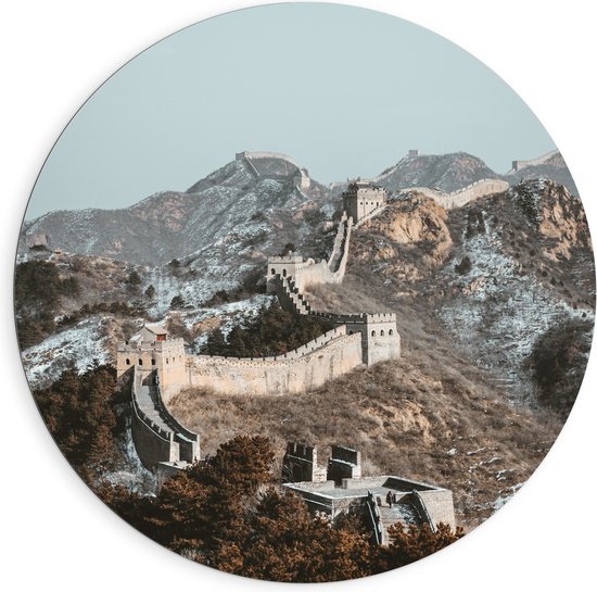 WallClassics - Dibond Muurcirkel - Uitzicht op Berg met Chinese Muur bij Blauwe Lucht - 90x90 cm Foto op Aluminium Muurcirkel (met ophangsysteem)