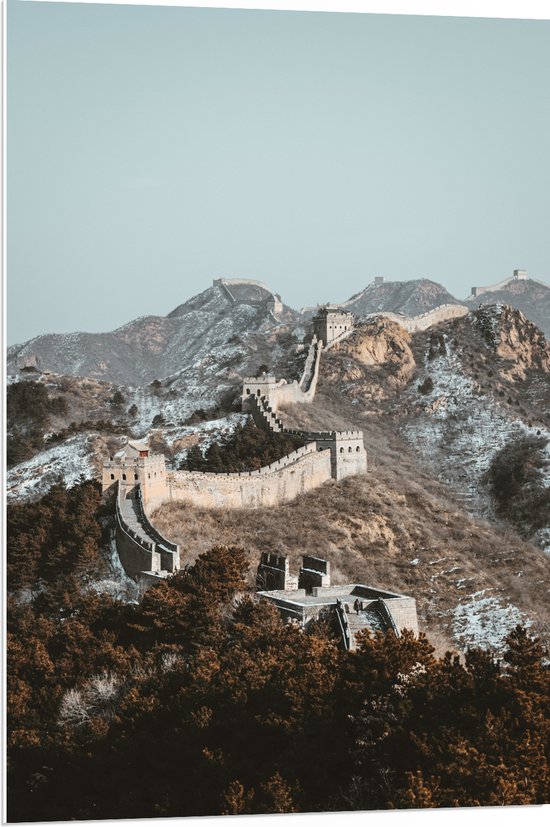 WallClassics - PVC Schuimplaat - Uitzicht op Berg met Chinese Muur bij Blauwe Lucht - 70x105 cm Foto op PVC Schuimplaat (Met Ophangsysteem)