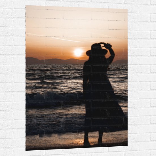 Muursticker - Vrouw kijkend naar de Zee en Zonsondergang - 80x120 cm Foto op Muursticker