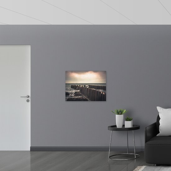 WallClassics - Poster brillant – Mouettes sur poteaux en bois au bord de la mer - Photo 80x60 cm sur papier poster brillant