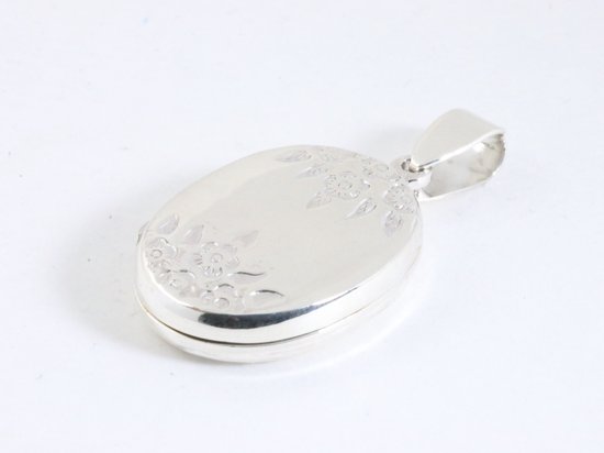 Médaillon en argent fin avec gravure florale