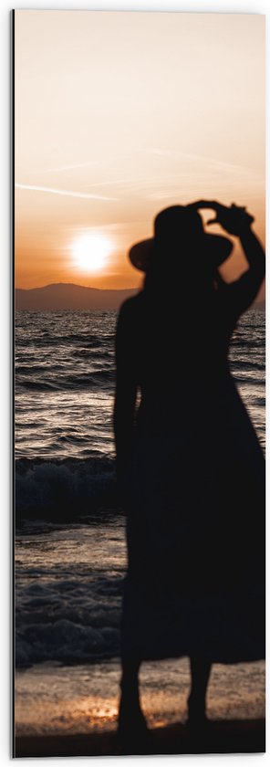 Dibond - Vrouw kijkend naar de Zee en Zonsondergang - 30x90 cm Foto op Aluminium (Met Ophangsysteem)