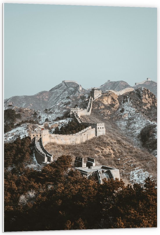 WallClassics - PVC Schuimplaat - Uitzicht op Berg met Chinese Muur bij Blauwe Lucht - 60x90 cm Foto op PVC Schuimplaat (Met Ophangsysteem)