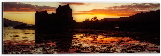 WallClassics - Dibond - Meer rond Kasteel na Zonsondergang - 60x20 cm Foto op Aluminium (Met Ophangsysteem)