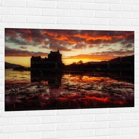 WallClassics - Muursticker - Meer rond Kasteel na Zonsondergang - 120x80 cm Foto op Muursticker