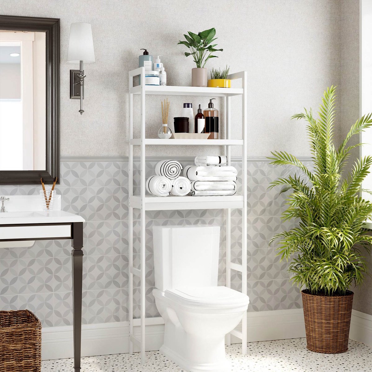 Er Is Een Plank Boven De Toiletkast En Een Zelfstandig Kluisje Met Schuifdeur En