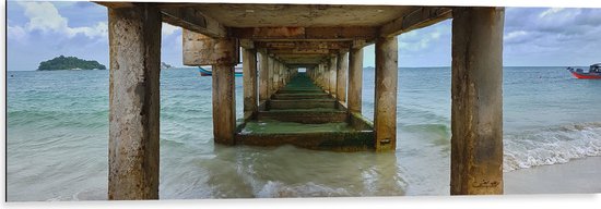 WallClassics - Dibond - Onderkant van de Pier boven Zee - 120x40 cm Foto op Aluminium (Wanddecoratie van metaal)