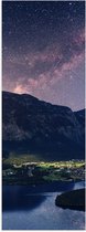 Poster Glanzend – Sterrenhemel boven Hoge Bergen bij Dorpje met Water - 20x60 cm Foto op Posterpapier met Glanzende Afwerking