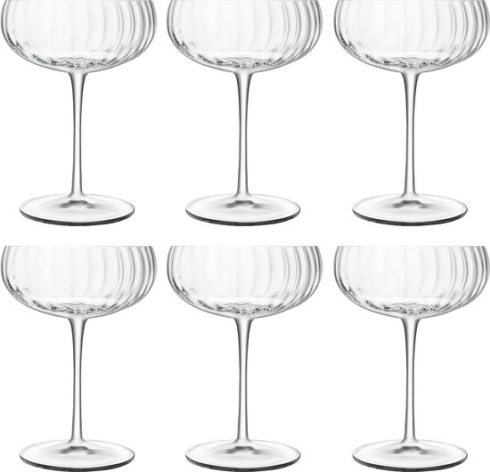 Six verres à champagne en verre gravé vides avec de longues tiges et des bases rondes.