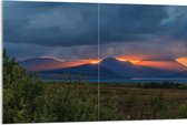 Acrylglas - Verdwijnende Zon achter de Bergen in landschap - 120x80 cm Foto op Acrylglas (Wanddecoratie op Acrylaat)
