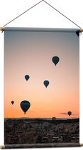 WallClassics - Textielposter - Luchtballonnen boven Landschap met Zonsondergang - 60x90 cm Foto op Textiel