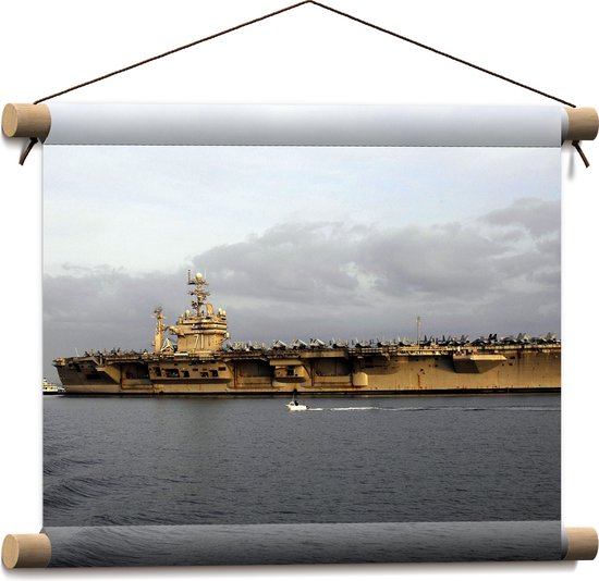 WallClassics - Textielposter - Geel schip vol met Vliegtuigen op Zee - 40x30 cm Foto op Textiel