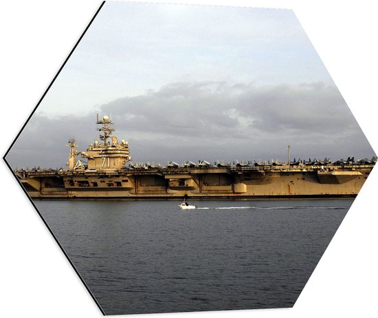 WallClassics - Dibond Hexagon - Geel schip vol met Vliegtuigen op Zee - 60x52.2 cm Foto op Hexagon (Met Ophangsysteem)