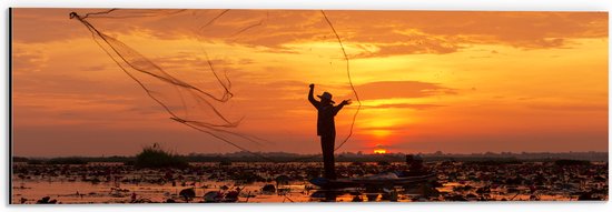 Dibond - Vissersman met Groot Net in Moerassig Landschap bij Zonsondergang - 60x20 cm Foto op Aluminium (Wanddecoratie van metaal)