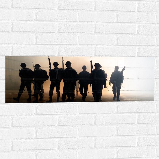 Muursticker - Silhouet van Groep Soldaten met Geweren - 90x30 cm Foto op Muursticker