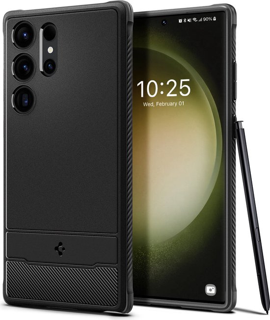 Een zwart telefoonhoesje met carbonfiber textuur en een standaard, met een telefoon ernaast met S Pen.