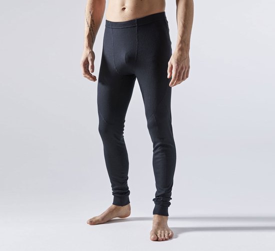 Man draagt zwarte thermobroek met fijne ribbelstructuur.