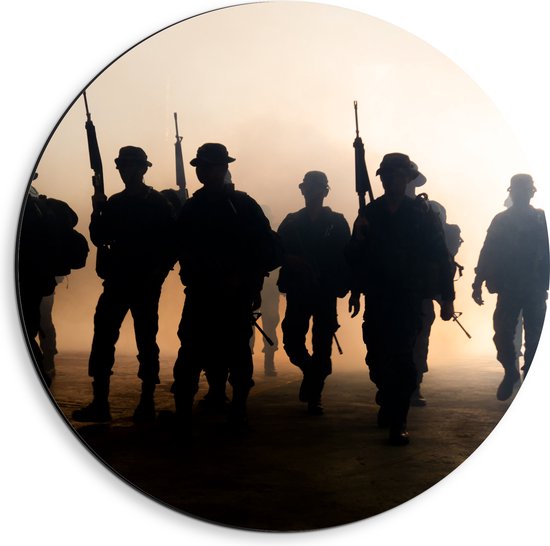 Dibond Muurcirkel - Silhouet van Groep Soldaten met Geweren - 40x40 cm Foto op Aluminium Muurcirkel (met ophangsysteem)