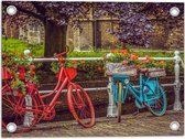 WallClassics - Tuinposter – Rode en blauwe Fiets met Bloemen bij wit Hek voor de Gracht - 40x30 cm Foto op Tuinposter (wanddecoratie voor buiten en binnen)