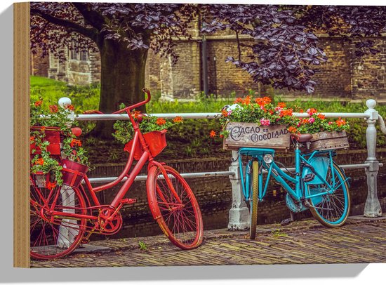 WallClassics - Bois - Vélo rouge et bleu avec Fleurs sur clôture blanche pour le canal - 40x30 cm - 9 mm d'épaisseur - Photo sur bois (avec système d'accrochage)