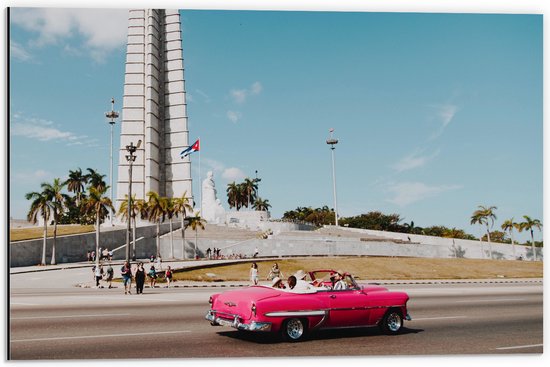WallClassics - Dibond - Roze Auto bij Gebouw in Cuba - 60x40 cm Foto op Aluminium (Met Ophangsysteem)