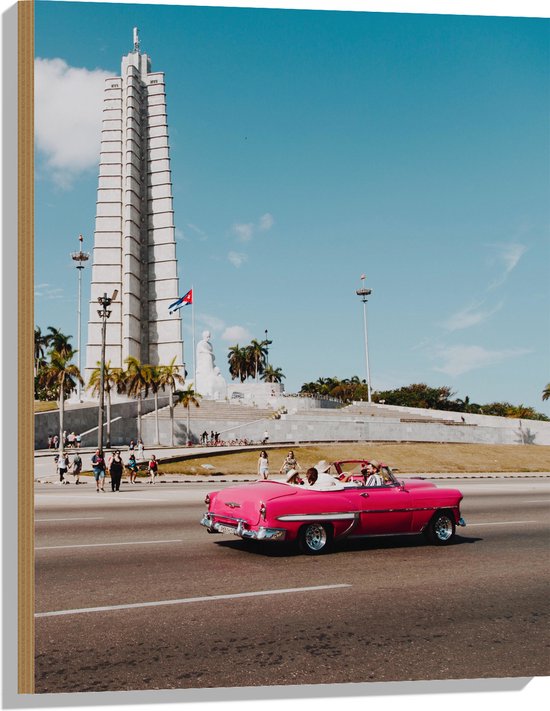 WallClassics - Hout - Roze Auto bij Gebouw in Cuba - 60x80 cm - 9 mm dik - Foto op Hout (Met Ophangsysteem)