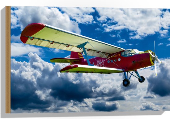 WallClassics - Hout - Rode Zweefvliegtuig in de Lucht - 60x40 cm - 9 mm dik - Foto op Hout (Met Ophangsysteem)