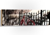 WallClassics - Hout - Rode fiets voor groen Hek - 90x30 cm - 9 mm dik - Foto op Hout (Met Ophangsysteem)