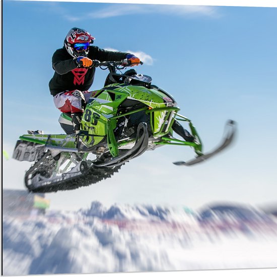 Dibond - Stuntman op Vliegende Sneeuwmobiel in Sneeuwlandschap - 80x80 cm Foto op Aluminium (Met Ophangsysteem)