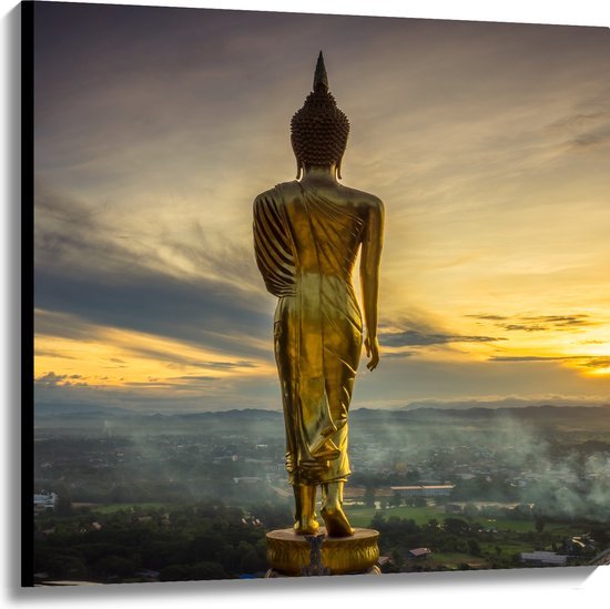 Canvas - Gouden Buddha op Standaard met Uitzicht op Landschap - 100x100 cm Foto op Canvas Schilderij (Wanddecoratie op Canvas)
