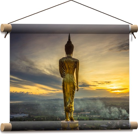 Textielposter - Gouden Buddha op Standaard met Uitzicht op Landschap - 40x30 cm Foto op Textiel