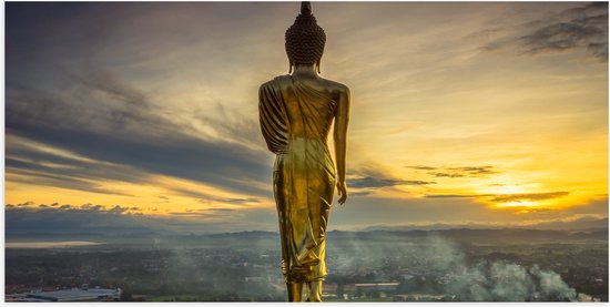 Poster (Mat) - Gouden Buddha op Standaard met Uitzicht op Landschap - 100x50 cm Foto op Posterpapier met een Matte look