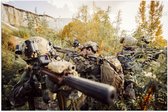 Poster (Mat) - Soldaten in Actie in Groen Landschap met Bergen - 60x40 cm Foto op Posterpapier met een Matte look