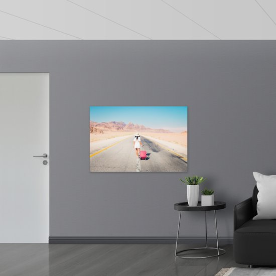Dibond - Jongvolwassen Vrouw op Weg naar Rotsachtig Landschap - 120x80 cm Foto op Aluminium (Met Ophangsysteem)