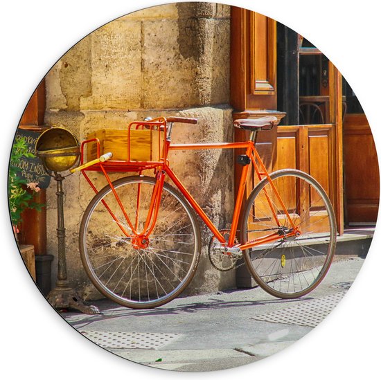 WallClassics - Dibond Muurcirkel - Oranje Fiets voor Café - 60x60 cm Foto op Aluminium Muurcirkel (met ophangsysteem)