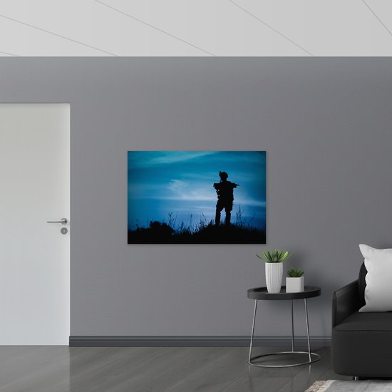 Vlag - Silhouet van Soldaat bij Blauwe Lucht - 120x80 cm Foto op Polyester Vlag