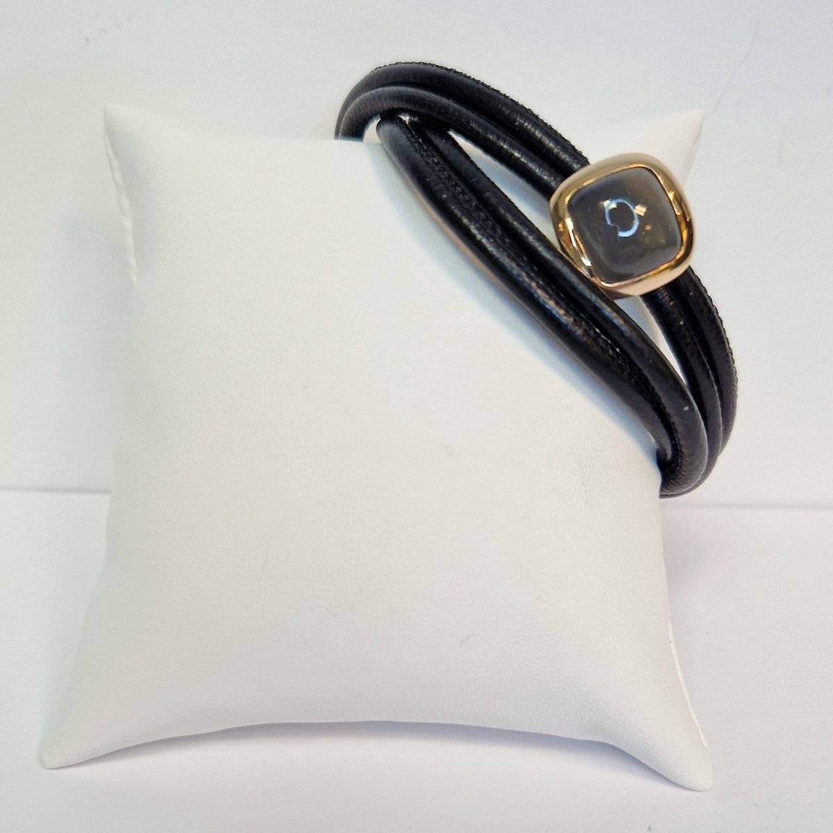Orotech – armband – 18 karaat goud – leder – maansteen - uitverkoop Juwelier Verlinden St. Hubert – van €1162,= voor €899,=