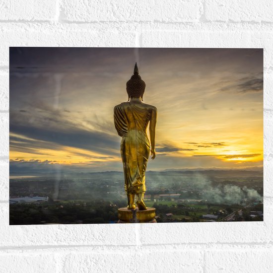 Muursticker - Gouden Buddha op Standaard met Uitzicht op Landschap - 40x30 cm Foto op Muursticker