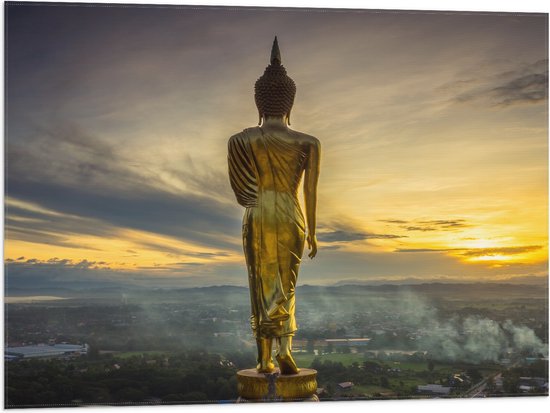 Vlag - Gouden Buddha op Standaard met Uitzicht op Landschap - 80x60 cm Foto op Polyester Vlag