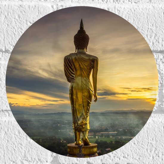 Muursticker Cirkel - Gouden Buddha op Standaard met Uitzicht op Landschap - 20x20 cm Foto op Muursticker