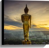 Canvas - Gouden Buddha op Standaard met Uitzicht op Landschap - 40x40 cm Foto op Canvas Schilderij (Wanddecoratie op Canvas)