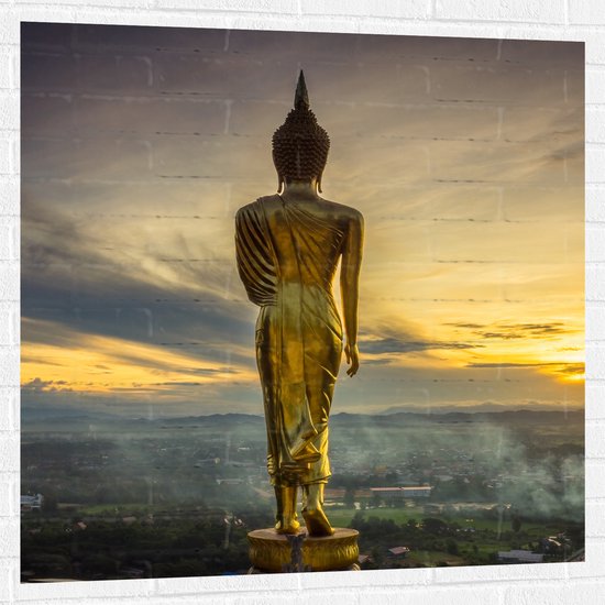 Muursticker - Gouden Buddha op Standaard met Uitzicht op Landschap - 100x100 cm Foto op Muursticker