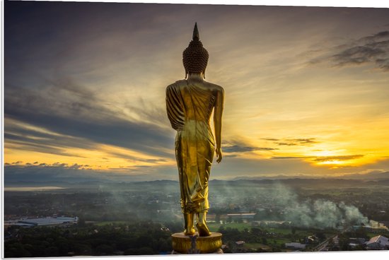 PVC Schuimplaat - Gouden Buddha op Standaard met Uitzicht op Landschap - 90x60 cm Foto op PVC Schuimplaat (Met Ophangsysteem)