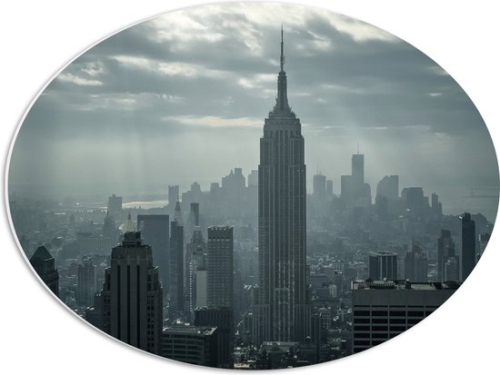 PVC Schuimplaat Ovaal - Felle Zonnestralen op Wolkenkrabbers van New York - 56x42 cm Foto op Ovaal (Met Ophangsysteem)