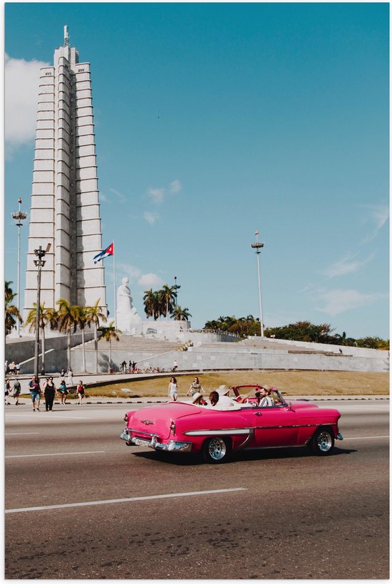 WallClassics - Poster Glanzend – Roze Auto bij Gebouw in Cuba - 40x60 cm Foto op Posterpapier met Glanzende Afwerking