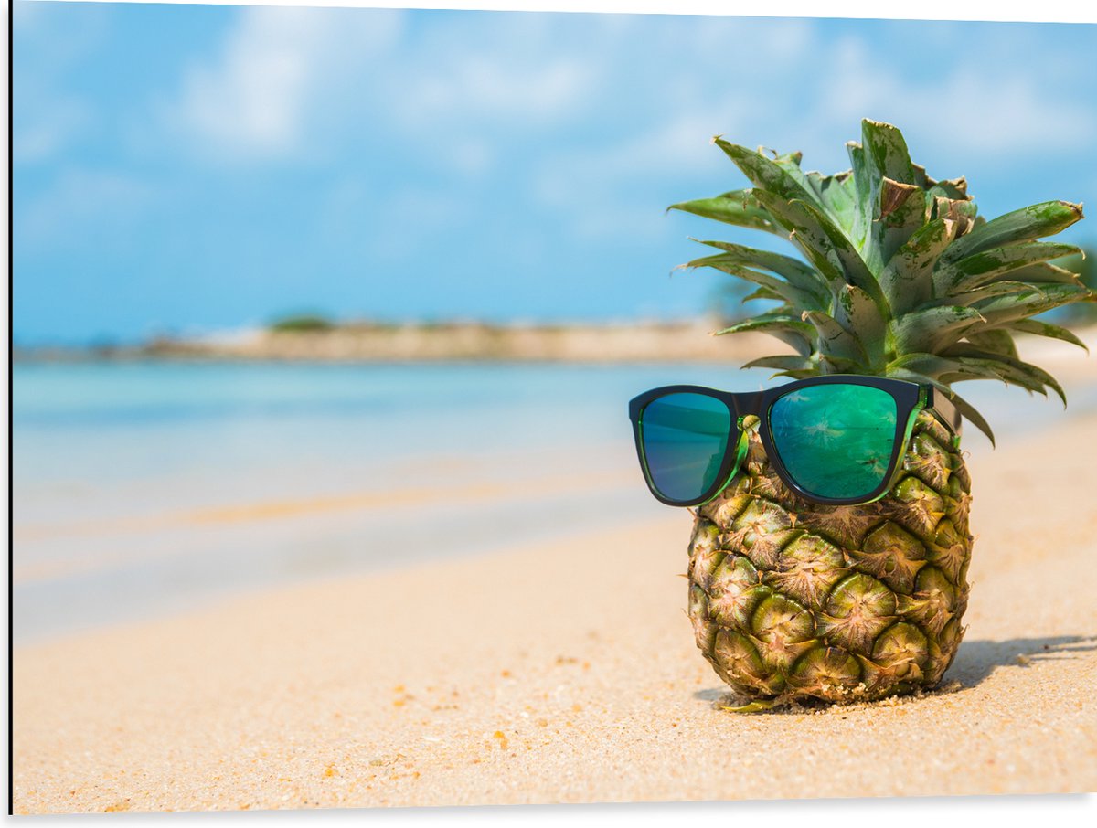 Dibond - Ananas met Zonnebril Chillend op het Strand - 80x60 cm Foto op Aluminium (Wanddecoratie van metaal)